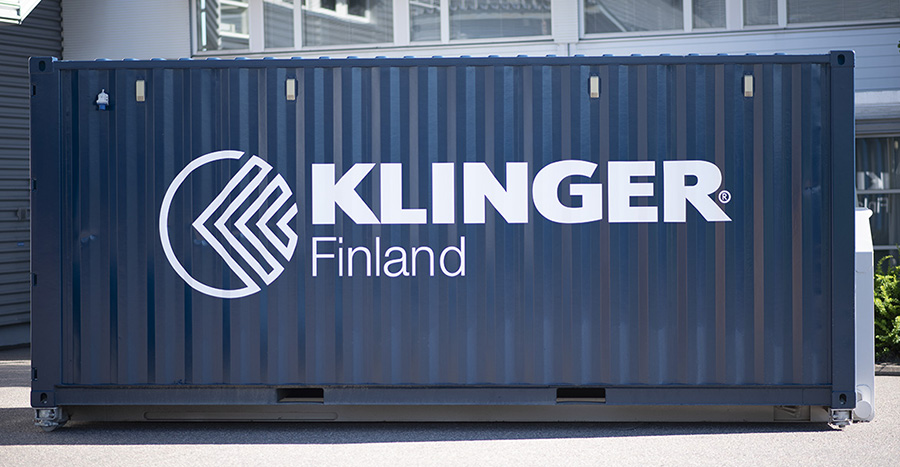 Kaupintakontti työmaalla. Kontti tarjoaa nopean pääsyn venttiileihin, tiivisteisiin ja muihin tarvittaviin tarvikkeisiin teollisuuden vuosihuolloissa ja työmailla.