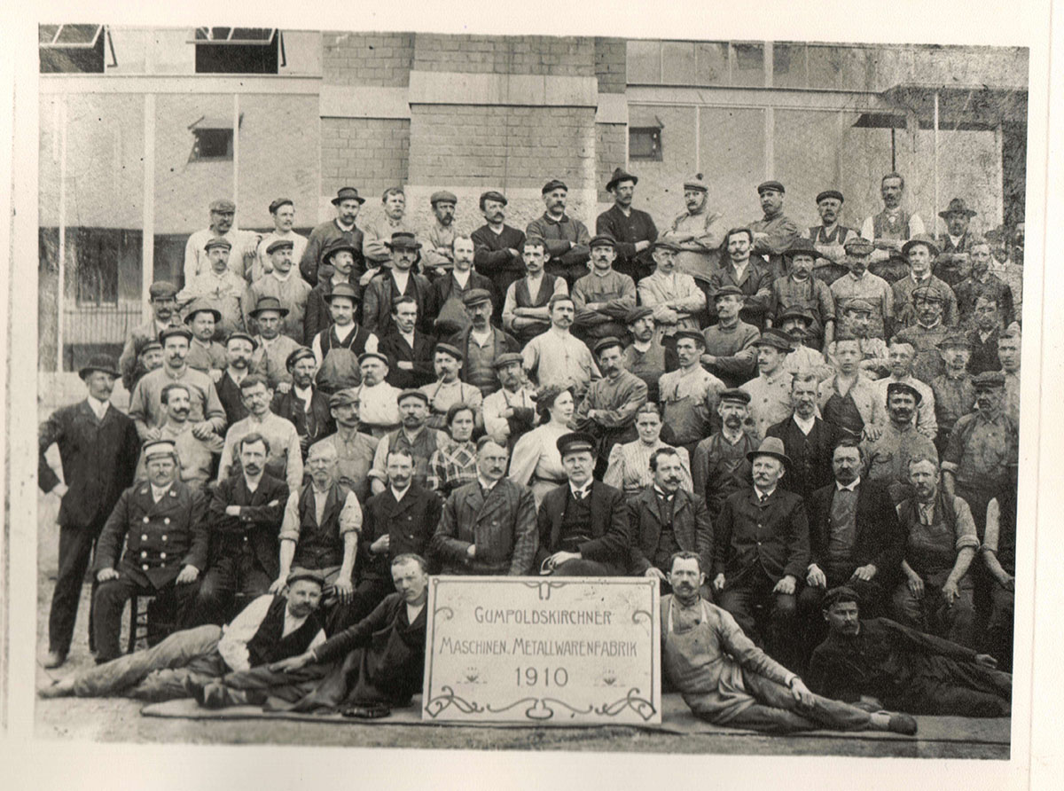 KLINGERin henkilöstö vuonna 1910. Niin silloin kuin nytkin yrityksen vahvuuden ovat muodostaneet sen ratkaisujen takana olevat ihmiset.
